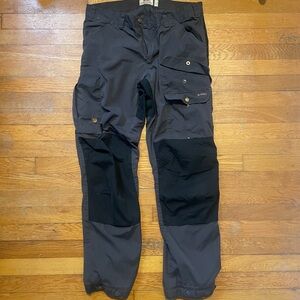 FJALLRAVEN Men's Dark Gray and Black Cargo Pants